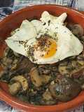 Hongos al ajillo con huevo frito