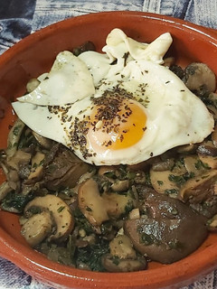 Una foto de Hongos al ajillo con huevo frito