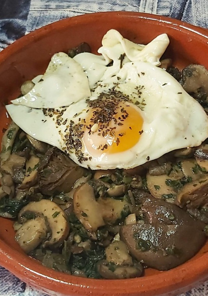 Una foto de Hongos al ajillo con huevo frito