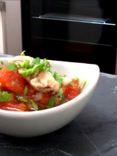 Una foto de Hígado de bacalao ahumado con tomate y cilantro