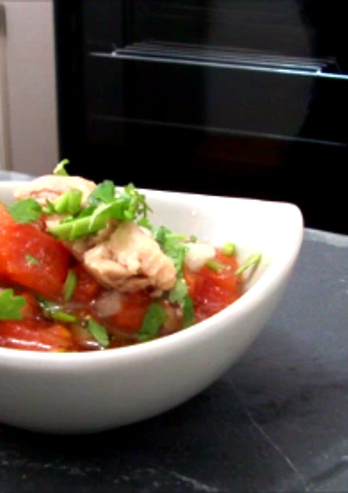 Una foto de Hígado de bacalao ahumado con tomate y cilantro
