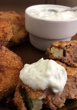 Töltött, rántott cukkini, tzatziki salátával recept fotója