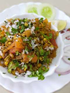 मटकी उसळ (matki usal recipe in marathi) रेसिपी चे मुख्य फोटो