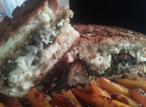 Una foto de Sándwich de queso con espinacas salteadas y "papas"🥪🧀🌿🥪🍟