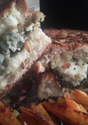 Una foto de Sándwich de queso con espinacas salteadas y "papas"🥪🧀🌿🥪🍟