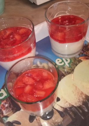 Une photo de Panna Cotta à la fraise 🍓