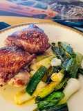 Sovracosce di pollo con cipollotti e mix di pepe