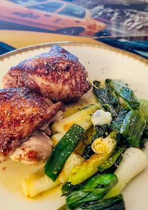 Foto di Sovracosce di pollo con cipollotti e mix di pepe