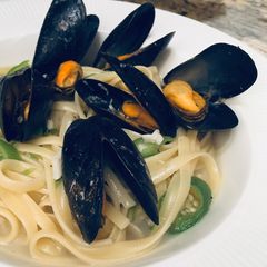 A picture of Yummy linguine with mussels 🦪.