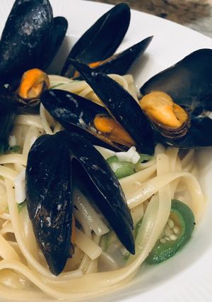 A picture of Yummy linguine with mussels 🦪.