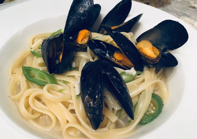 Recipe of Favorite Yummy linguine with mussels 🦪