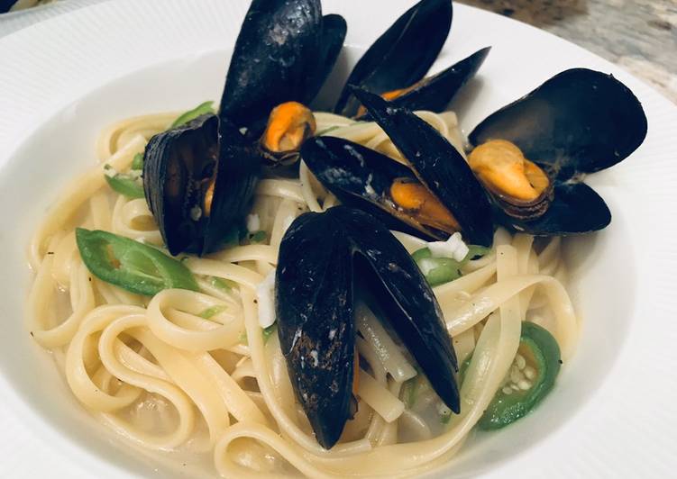 Steps to Prepare Speedy Yummy linguine with mussels 🦪