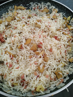 Una foto de Arroz con champiñones y jamón