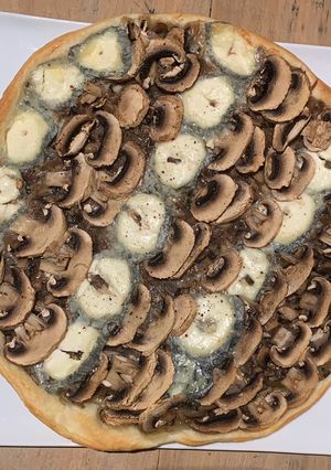 Une photo de Tarte champignons et fromage de chèvre (saint Maure)