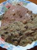 Chuletas de Sajonia guisadas con champiñones cremosos