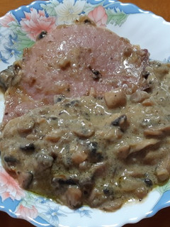Una foto de Chuletas de Sajonia guisadas con champiñones cremosos
