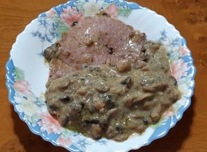 Una foto de Chuletas de Sajonia guisadas con champiñones cremosos