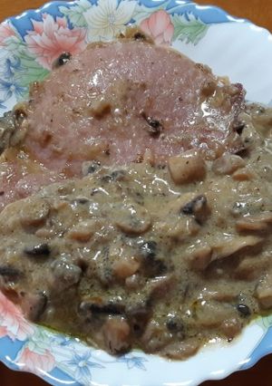 Una foto de Chuletas de Sajonia guisadas con champiñones cremosos