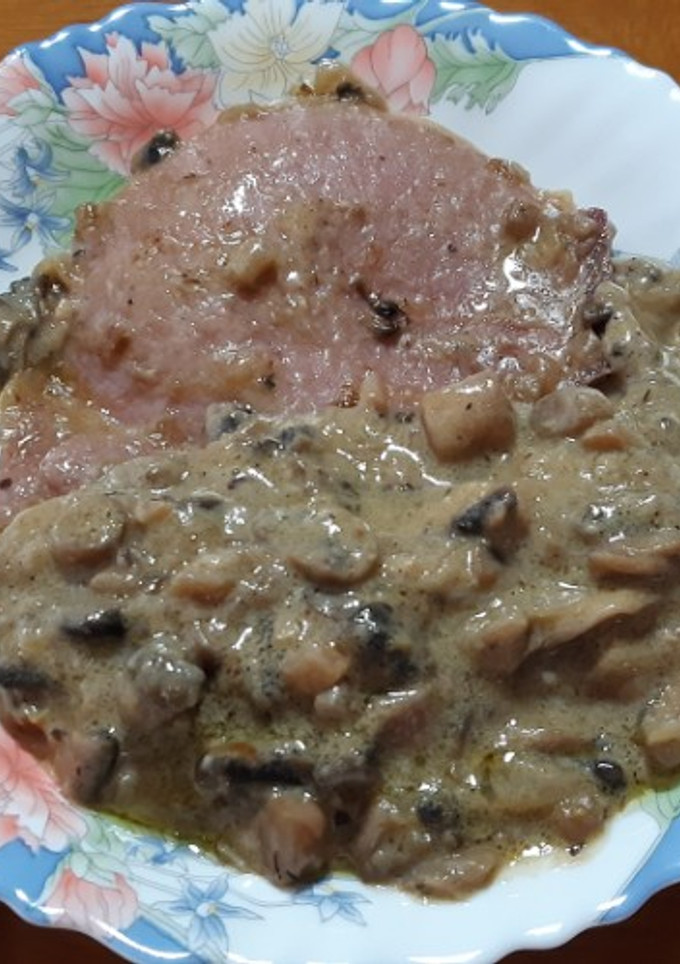 Una foto de Chuletas de Sajonia guisadas con champiñones cremosos