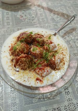 A picture of Dahi wada.