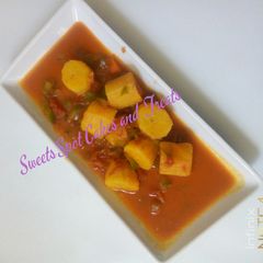 A picture of Green bananas in sauce.