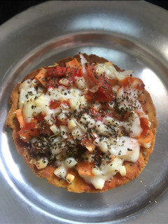 ભાખરી પીઝા (Bhakhri Pizza Recipe In Gujarati) રેસીપી મુખ્ય ફોટો