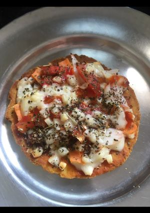 ભાખરી પીઝા (Bhakhri Pizza Recipe In Gujarati) રેસીપી મુખ્ય ફોટો
