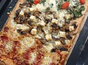 Gambar pepperoni mushroom pizza