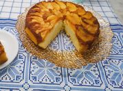 Una foto de torta de manzana invertida con harina comun