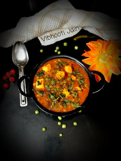 ढाबा स्टाइल टेस्टी मटर पनीर (dhaba style tasty matar paneer recipe in Hindi) रेसिपी मुख्य फोटो