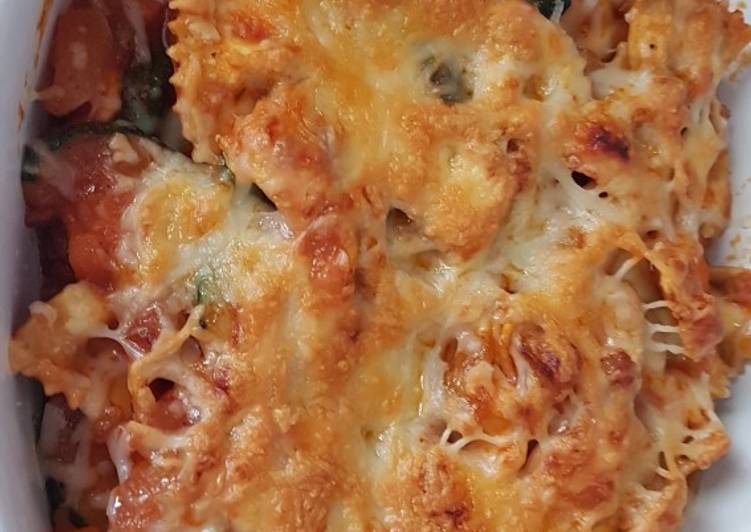 Lacitos de pasta con boloñesa