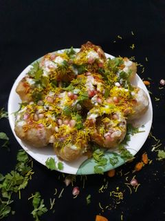 દહીં પૂરી (Dahi Poori Recipe In Gujarati) રેસીપી મુખ્ય ફોટો