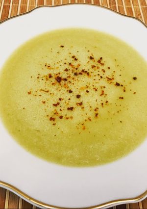 Una foto de Vegana. Sopa de papa, morrón y especias