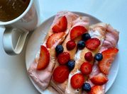 Una foto di crepes alla fragola