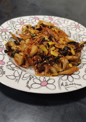 Una foto de Noodles de arroz con verduras 🌱