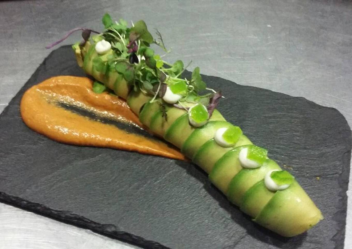 Canelón de aguacate y langostinos con salsa romesco