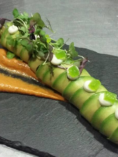 Una foto de Canelón de aguacate y langostinos con salsa romesco