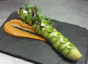 Foto principal de Canelón de aguacate y langostinos con salsa romesco