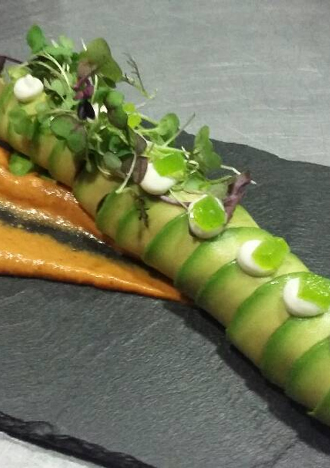 Una foto de Canelón de aguacate y langostinos con salsa romesco