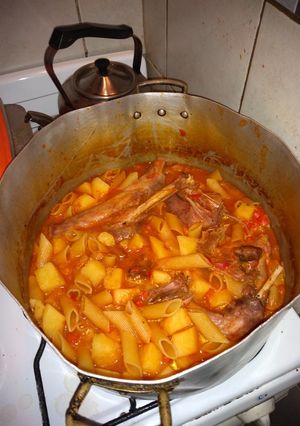 Una foto de Guiso criollo de carne y chorizos