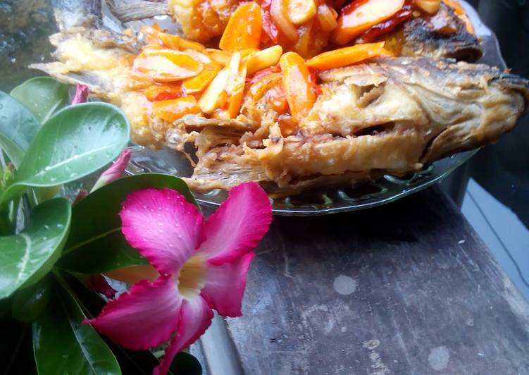 Langkah Mudah untuk meracik Ikan mas crispy saus pedas manis Lezat