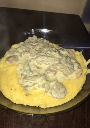 Una foto de Polenta con salsa de champiñones 😋
