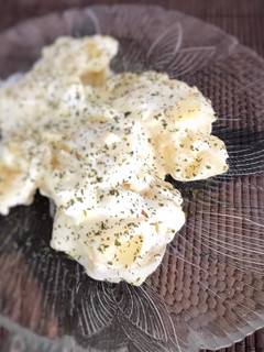 Una foto de Papas alioli