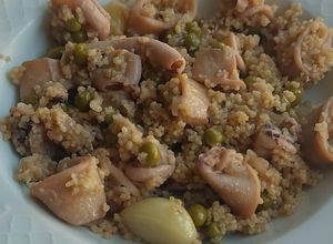 Una foto de Calamares 🦑 Encebollados 🧅 con Cuscús y Guisantes en Robot Taurus Foodie