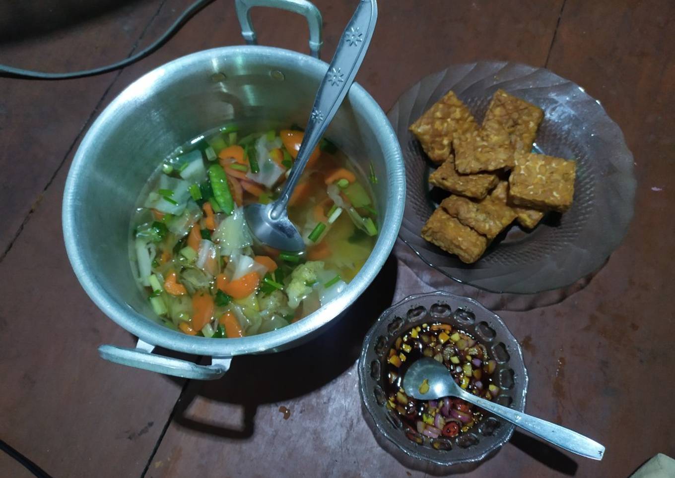 Sop Sayur, Tempe Goreng, dan Sambal Kecap