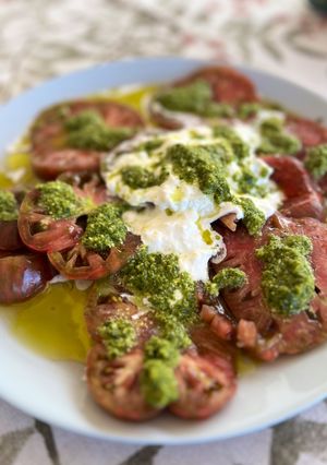 Foto principal de Ensalada de tomates con burrata y pesto