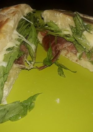Una foto de Sándwich de Crudo y rúcula