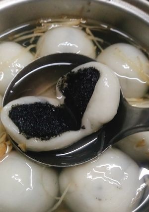 Hình của món Chè trôi nước nhân mè đen.