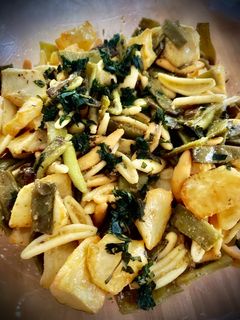 Una foto de Pasta con judías verdes y patatas al pesto de albahaca