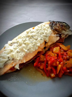 Una foto de Truchas con jamón y guarnición de pimiento cebolla y patata